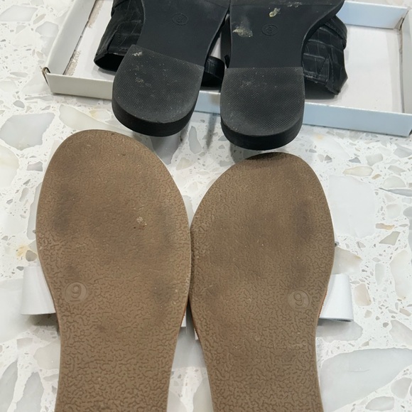 2pairs of slippers - Picture 2 of 4